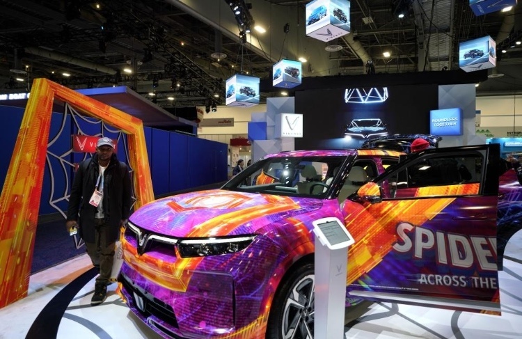 1月11日，人們?cè)诿绹?guó)拉斯維加斯消費(fèi)電子展越南電動(dòng)汽車(chē)制造商VinFast展臺(tái)參觀。新華社記者吳曉凌攝