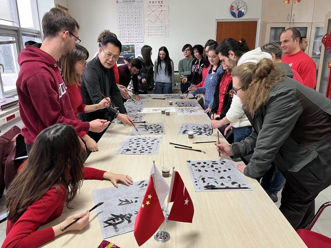 學(xué)生體驗(yàn)書法。中東技術(shù)大學(xué)孔院供圖