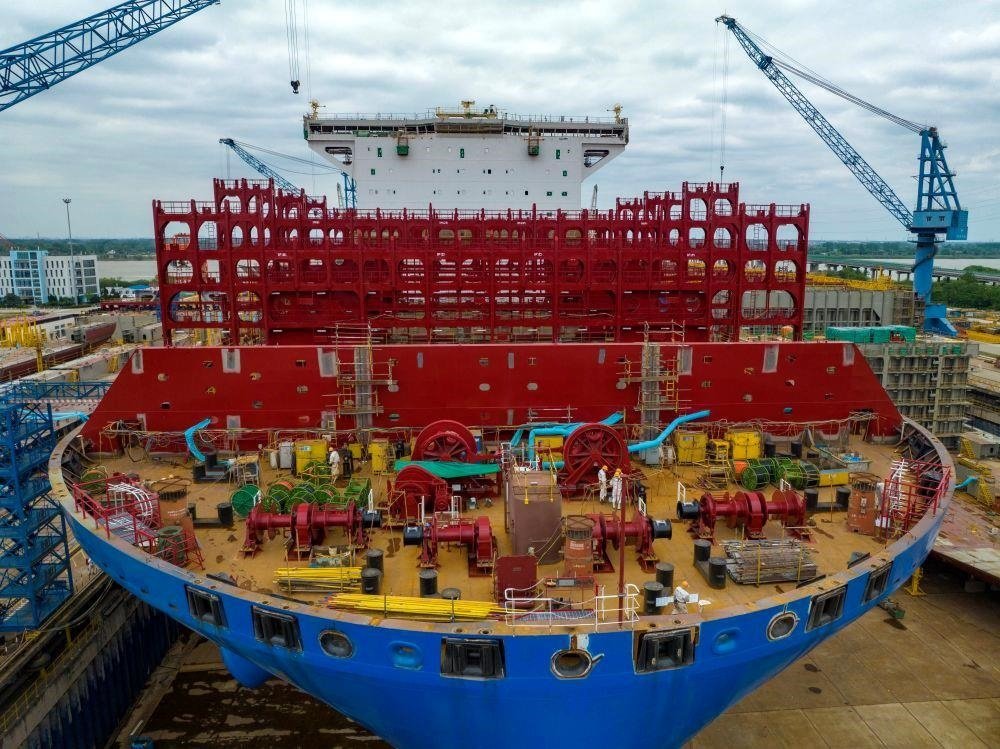 △2023年5月7日，江蘇揚州中遠海運重工有限公司工人在作業(yè)。