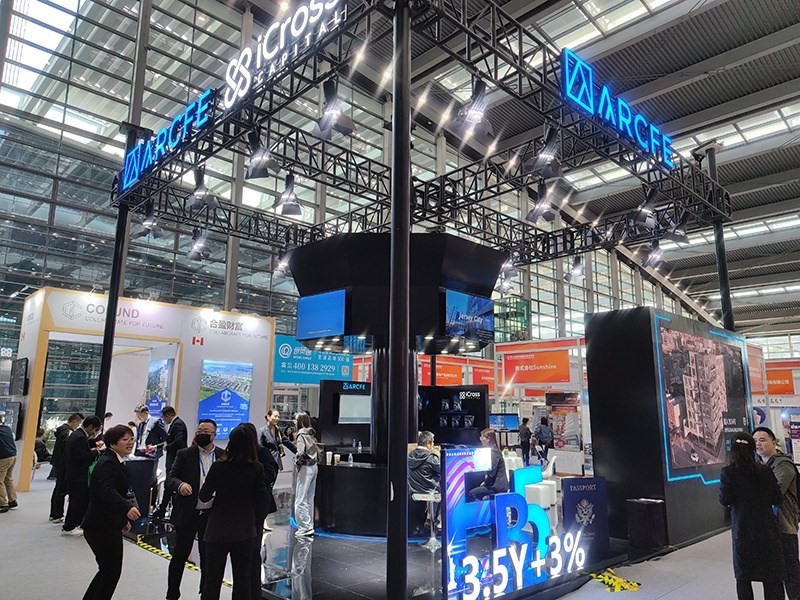 2023年12月16日，第十七屆深圳國(guó)際金融博覽會(huì)在深圳會(huì)展中心開(kāi)幕，近300家金融機(jī)構(gòu)和企業(yè)攜手多款金融產(chǎn)品集中亮相。