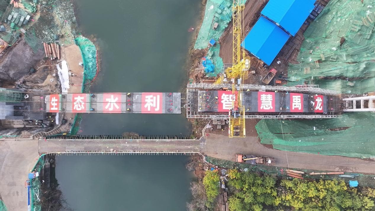 漳河灌區(qū)響水洞渡槽轉(zhuǎn)體合龍。受訪者供圖