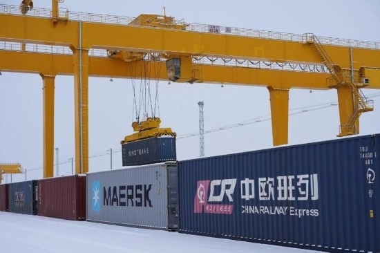 霍爾果斯口岸鐵路換裝場內正在進行集裝箱換裝作業(yè)。（受訪單位供圖）