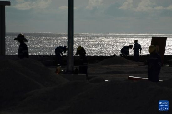 1月18日，工作人員在瑙魯艾沃港碼頭升級改造項目工地工作。新華社記者 王申 攝