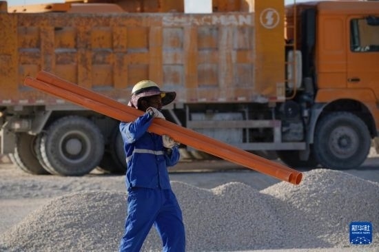 1月18日，工作人員在瑙魯艾沃港碼頭升級改造項目工地工作。新華社記者 王申 攝