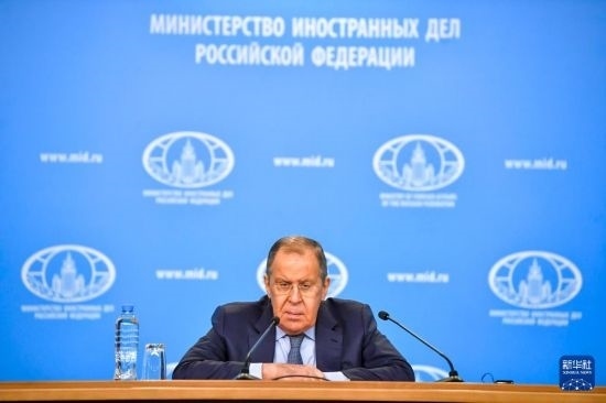 1月18日，在俄羅斯首都莫斯科，俄羅斯外長(zhǎng)拉夫羅夫回答記者提問(wèn)。新華社發(fā)（亞歷山大攝）