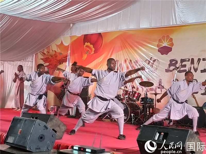 貝寧中國文化中心武術(shù)隊在進行表演。人民網(wǎng)記者 黃培昭攝