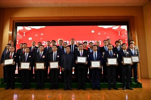 張漢暉為獲獎(jiǎng)單位和個(gè)人頒發(fā)獎(jiǎng)狀。駐俄羅斯使館供圖