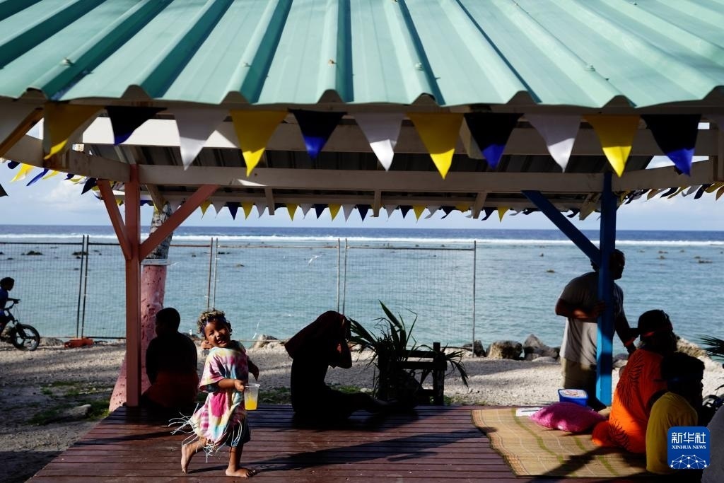 1月20日，當?shù)厝嗽阼斠惶幒┬蓍e娛樂。新華社記者 王申 攝