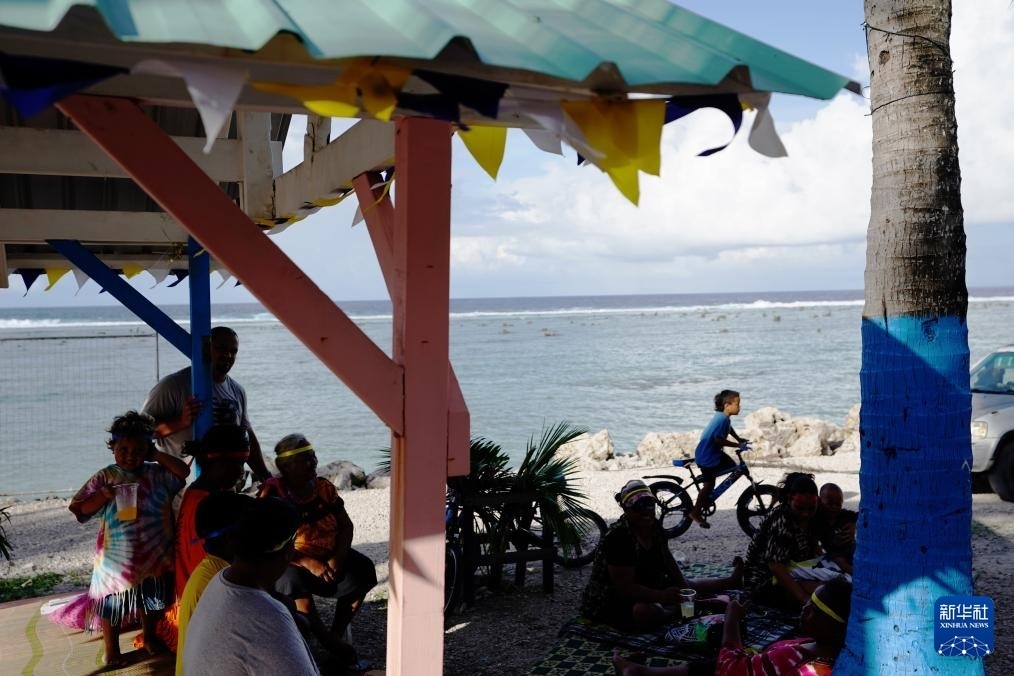 1月20日，當?shù)厝嗽阼斠惶幒┬蓍e娛樂。新華社記者 王申 攝