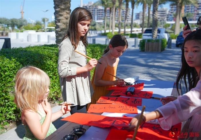 小朋友體驗(yàn)書(shū)法創(chuàng)作。人民網(wǎng) 塔里克·易卜拉欣攝