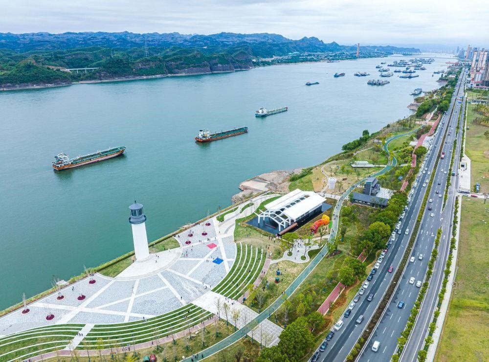 △湖北宜昌市濱江公園燈塔廣場(chǎng)。該廣場(chǎng)是在實(shí)施岸線復(fù)綠等綜合措施后，由老舊碼頭改造而成。