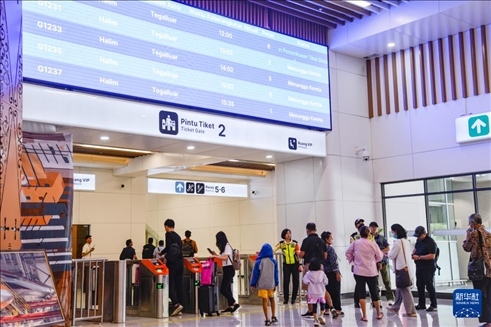 1月24日，在印度尼西亞雅加達(dá)哈利姆站候車大廳，乘客刷票前往站臺。新華社記者 徐欽 攝