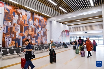 1月24日，在印度尼西亞雅加達(dá)哈利姆站，乘客在候車大廳內(nèi)行走。新華社記者 徐欽 攝