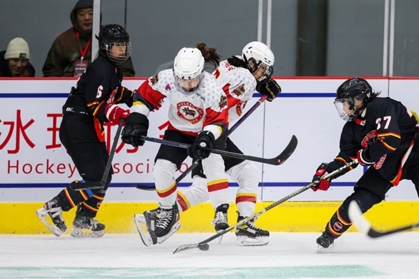 雙方球員爭搶。中國冰球協(xié)會供圖