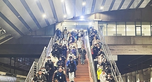 2024年鐵路春運今日啟動，旅客進入站臺準備乘車。人民網(wǎng)記者 喬雪峰攝