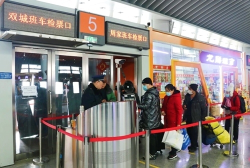 哈西公路客運站內(nèi)旅客檢票排隊上車。黑龍江省交通運輸廳供圖