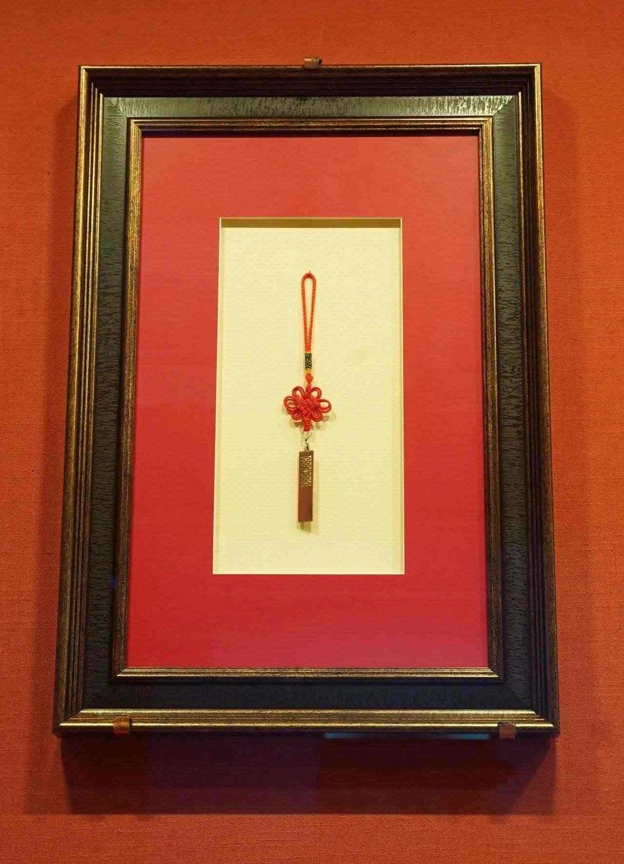 2017年5月，時(shí)任肯尼亞總統(tǒng)烏胡魯·肯雅塔贈(zèng)送習(xí)近平主席的蒙內(nèi)鐵路紀(jì)念U盤。