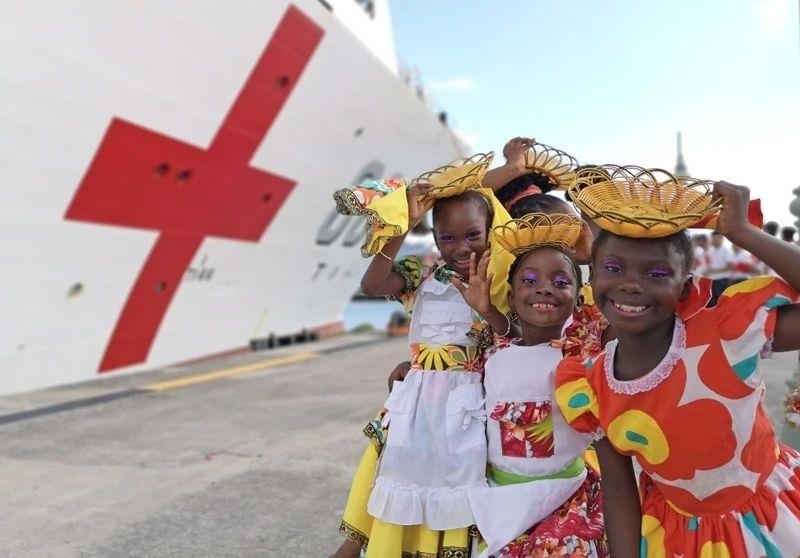 2018年10月，在安提瓜和巴布達(dá)首都圣約翰，當(dāng)?shù)匦∨笥焉泶﹤鹘y(tǒng)服裝歡迎中國海軍“和平方舟”醫(yī)院船首次到訪。