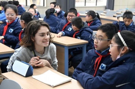  2023年12月18日，在西安新城區(qū)后宰門小學(xué)進(jìn)行的中法校園文化周法語(yǔ)語(yǔ)言沙龍上，西安法語(yǔ)聯(lián)盟的老師與學(xué)生進(jìn)行互動(dòng)。新華社記者 劉瀟 攝