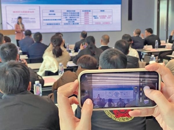 1月2日，“百團(tuán)千企出海拓市場(chǎng)增訂單”行動(dòng)啟動(dòng)。蔣文廣 攝