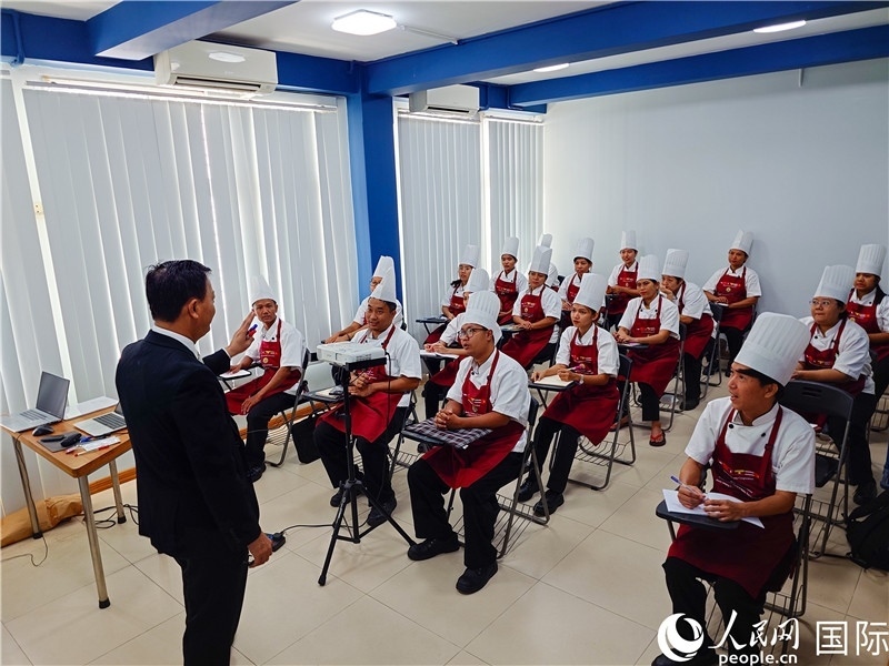 教師向?qū)W員授課。人民網(wǎng)記者 謝佳君攝