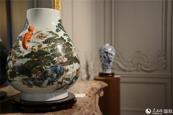 嘉賓和公眾參觀“絲路瓷行”——中國景德鎮(zhèn)陶瓷文化特展。人民網(wǎng)記者 尚凱元攝