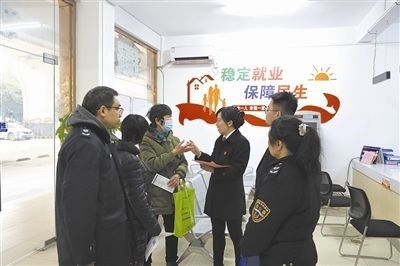  圖③：調(diào)解后，法官現(xiàn)場(chǎng)向當(dāng)事人做釋法析理工作。