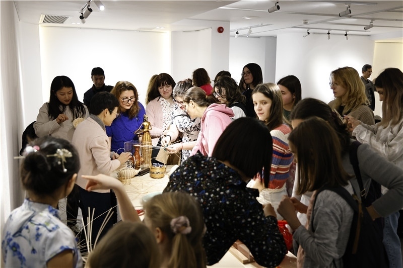 羅馬尼亞觀眾體驗安溪竹藤編技藝。 布加勒斯特中國文化中心供圖