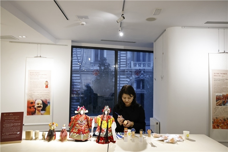 中國泉州的非遺大師制作江加走木偶頭雕刻。 布加勒斯特中國文化中心供圖_副本