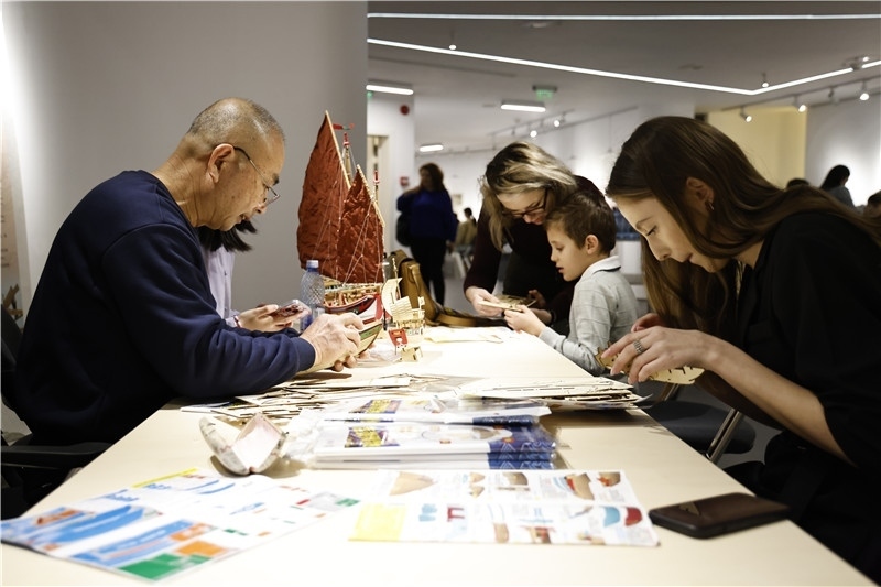 中國泉州非遺大師現場指導制作水密隔艙福船制造技藝。 布加勒斯特中國文化中心供圖