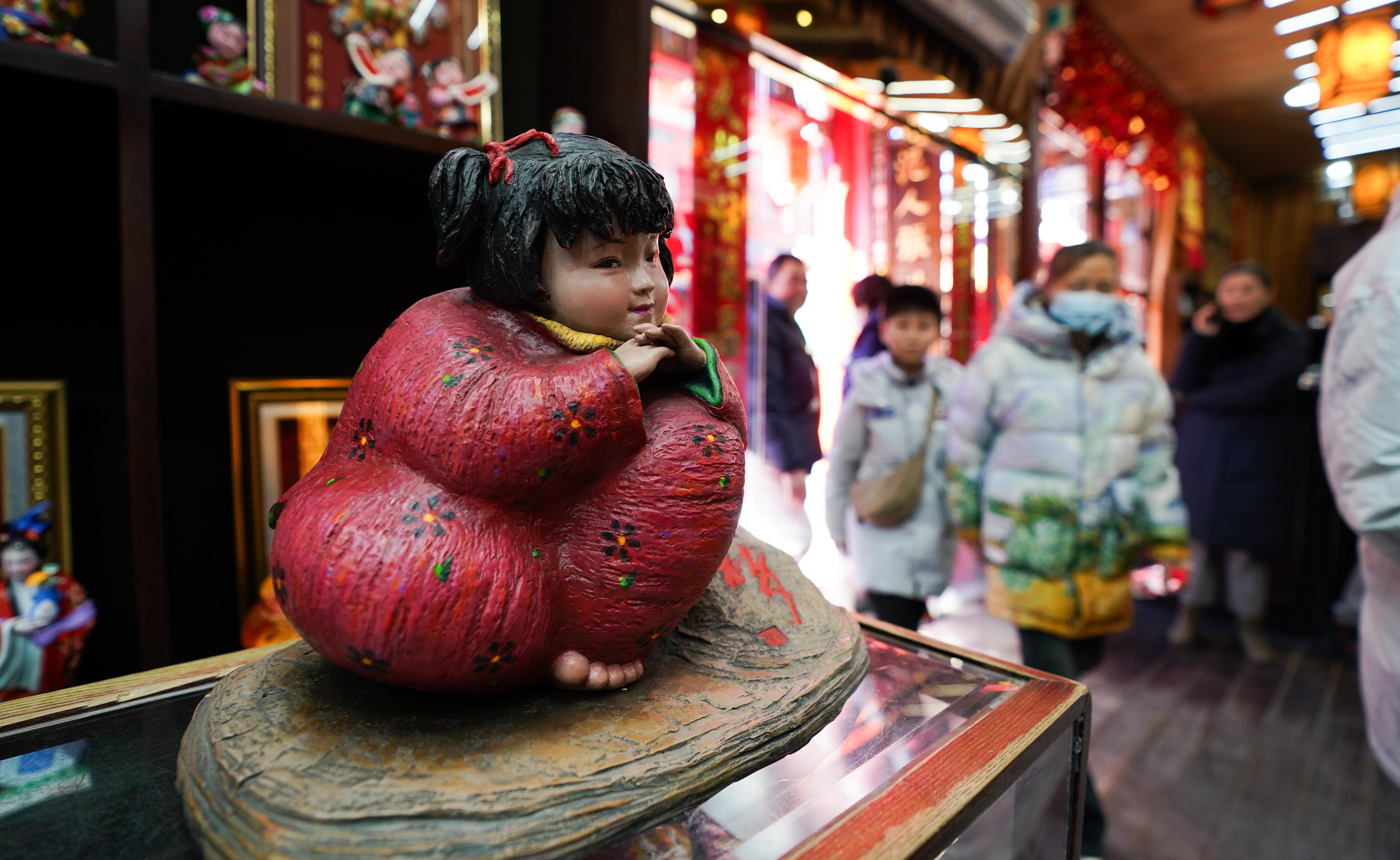 △泥人張彩塑是天津的傳統(tǒng)民間手工藝品，為天津市首批國家級非物質(zhì)文化遺產(chǎn)。（總臺國廣記者李晉拍攝）