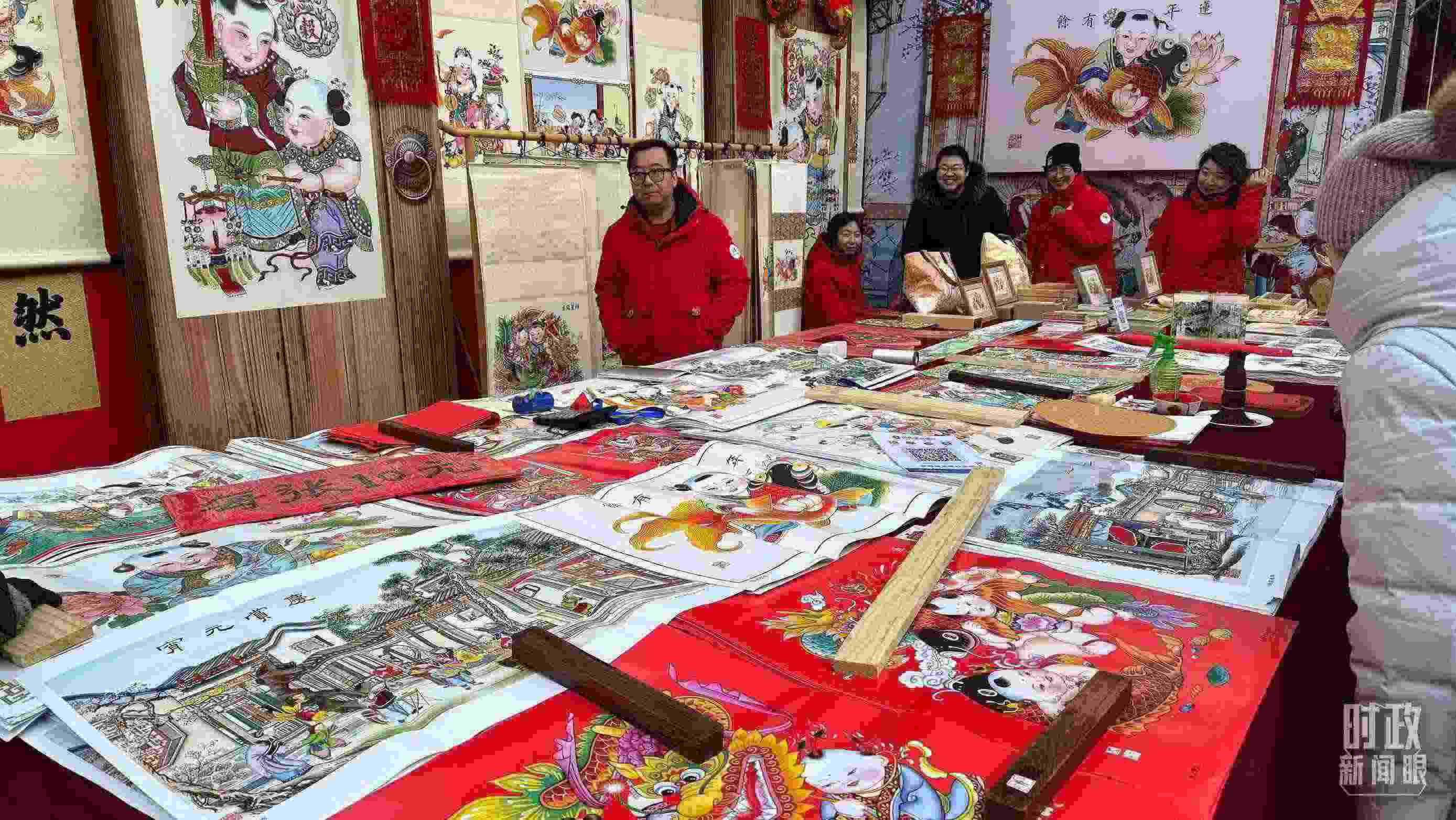 △市民們正在天津古文化街選購(gòu)年畫(huà)。（總臺(tái)央視記者黎兵拍攝）
