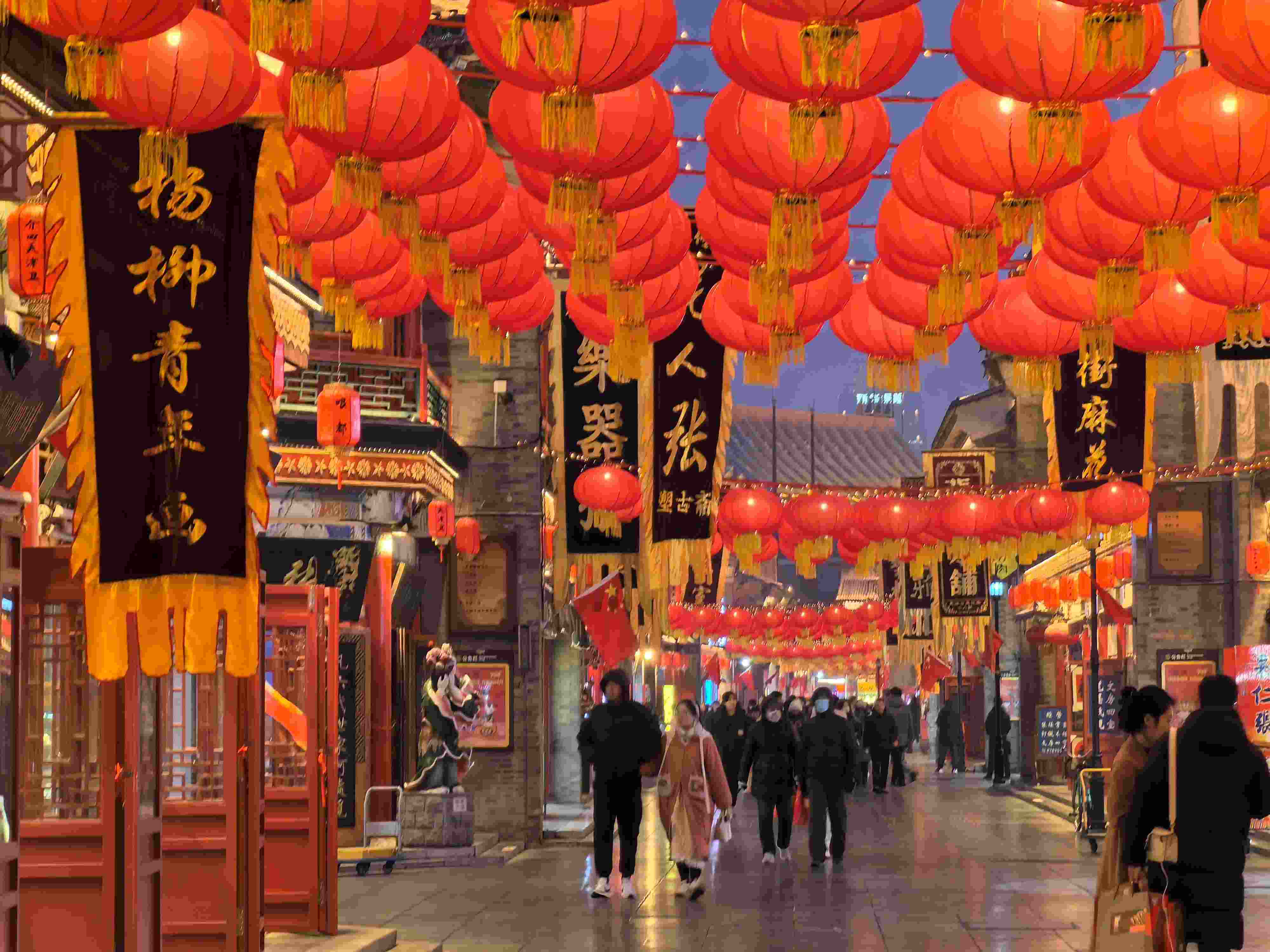 △春節(jié)臨近，古文化街上年味兒漸濃。（總臺央廣記者潘毅拍攝）