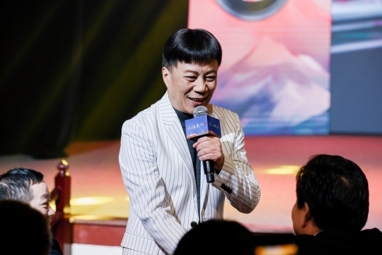 “何以中國·向海泉州”網(wǎng)絡(luò)主題活動(dòng)現(xiàn)場，陳百潭演出時(shí)與觀眾互動(dòng)。泉州廣播電視臺(tái)供圖