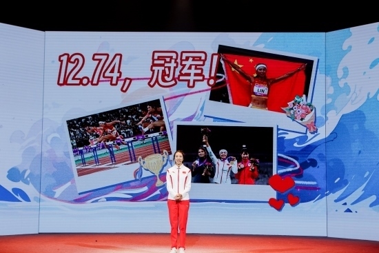 “何以中國·向海泉州”網(wǎng)絡(luò)主題活動(dòng)現(xiàn)場，林雨薇講述奪冠經(jīng)歷。泉州廣播電視臺(tái)供圖