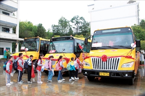△2023年9月28日，湖北竹山縣校園直通車全域開通后，學(xué)生在有序排隊乘車。第二批主題教育開展后，竹山縣將實施農(nóng)村道路暢通工程作為為民辦實事的重要內(nèi)容。