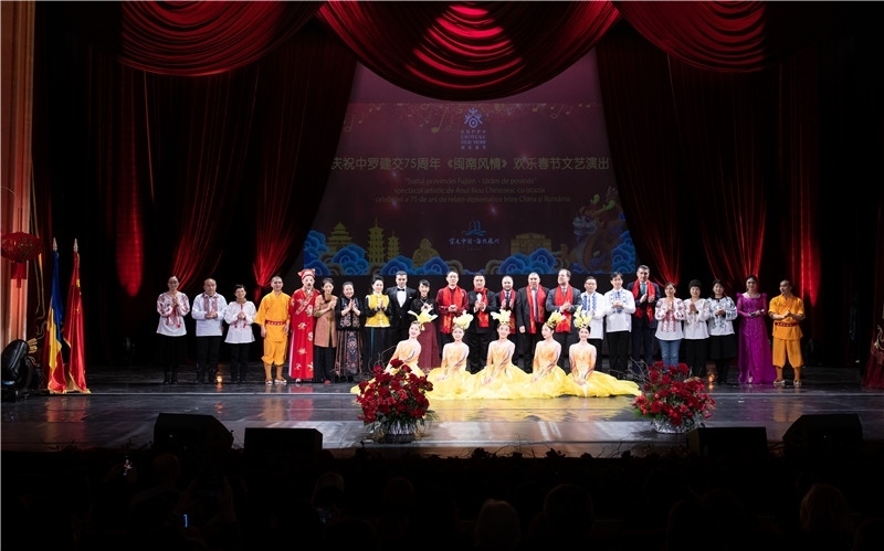 圖為韓大使、羅政府高官與泉州藝術(shù)團(tuán)演員合影。中國(guó)駐羅大使館文化處供圖。