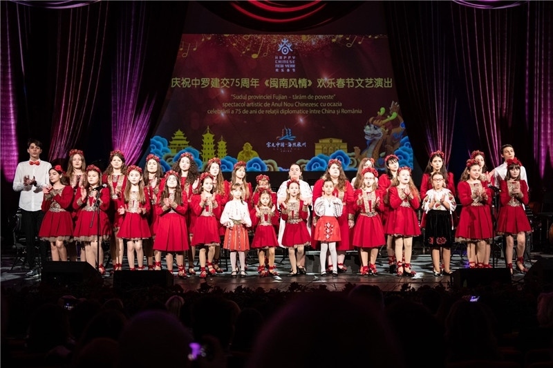 圖為羅小快板兒童合唱團(tuán)在演唱中文歌曲。 中國(guó)駐羅大使館文化處供圖。