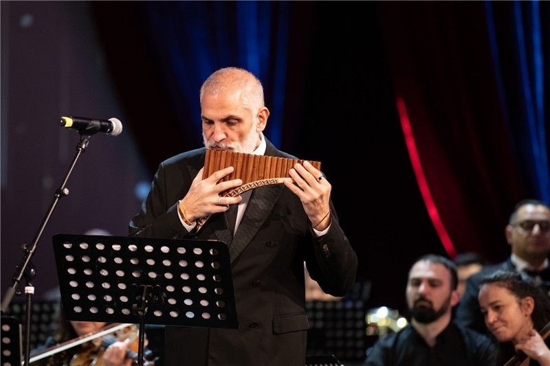 圖為著名排簫大師達(dá)米安·德拉吉奇在領(lǐng)銜演奏中國(guó)經(jīng)典曲目。 中國(guó)駐羅大使館文化處供圖。