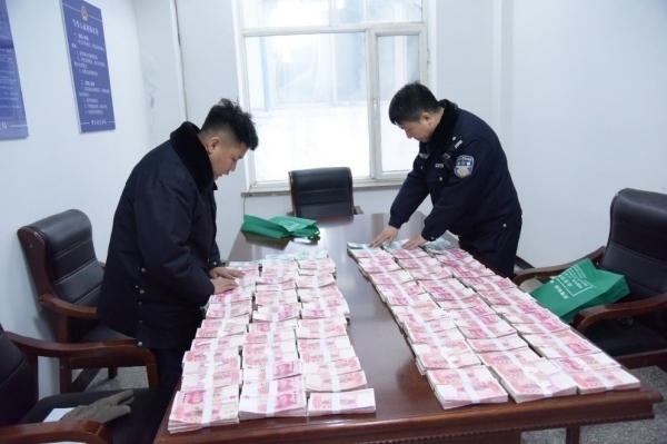 民警清點(diǎn)涉案資金。磐石市公安局供圖