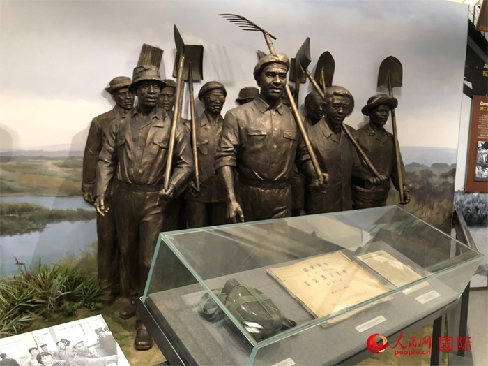 紀念園中展覽的筑路場景 。人民網(wǎng)記者 黃培昭攝