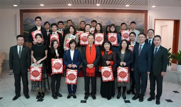 中國駐瑞典大使館崔愛民與留學(xué)生代表和華校負(fù)責(zé)人合影。 中國駐瑞典大使館供圖