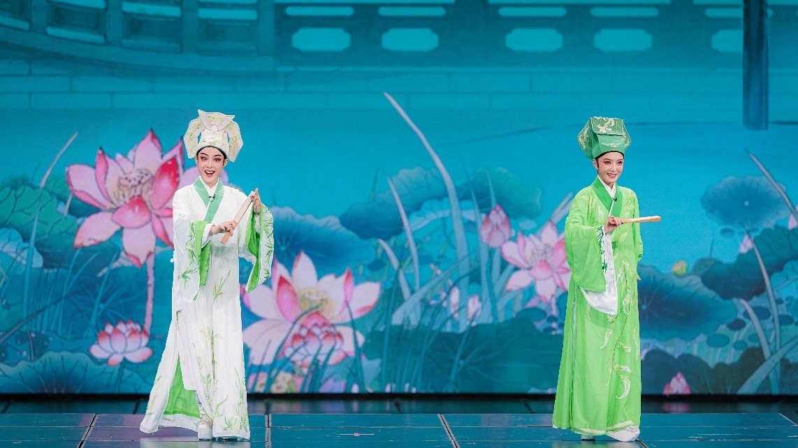 青年越劇演員陳麗君、李云霄彩排現(xiàn)場(chǎng)。主辦方供圖