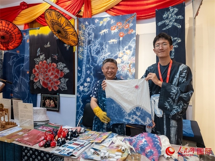 活動(dòng)現(xiàn)場(chǎng)的扎染展示。人民網(wǎng)記者 謝佳君攝