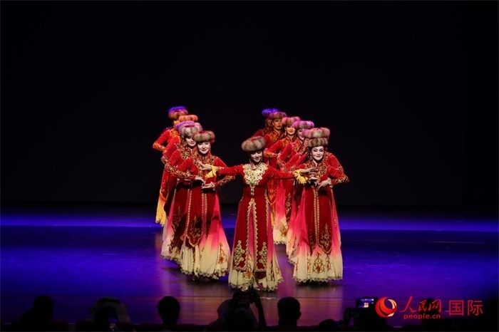 2日在阿聯(lián)酋迪拜舉行的大型音舞詩畫《新疆是個(gè)好地方》文藝演出。人民網(wǎng)記者任皓宇攝