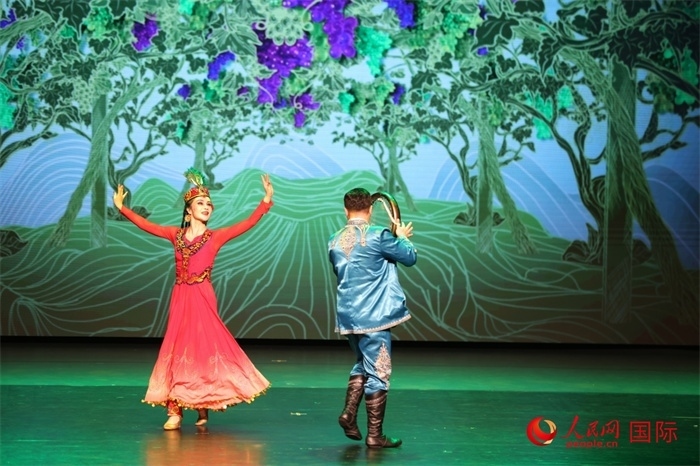 2日在阿聯(lián)酋迪拜舉行的大型音舞詩畫《新疆是個(gè)好地方》文藝演出。人民網(wǎng)記者 任皓宇攝