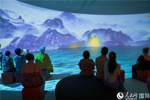 巴西民眾在活動現(xiàn)場觀賞“走進中國：沉浸式體驗展”。人民網(wǎng)記者 陳海琪攝
