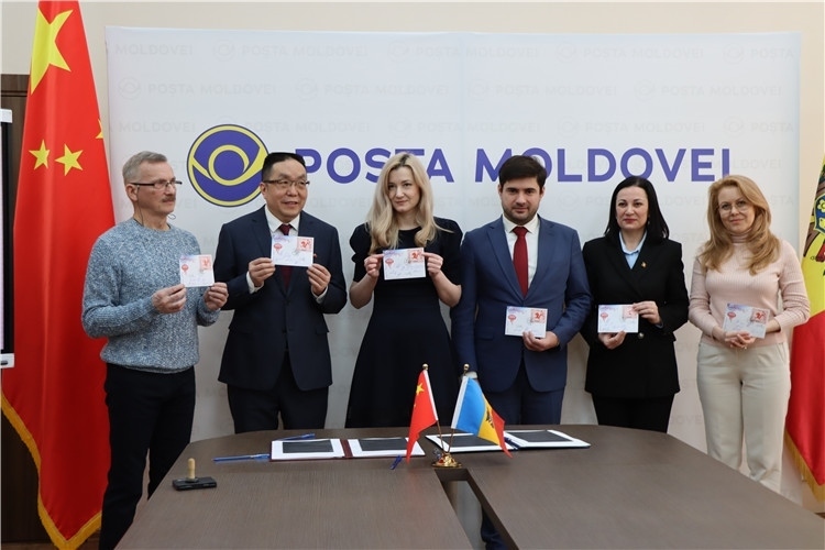 摩爾多瓦首發(fā)龍年生肖郵票。中國(guó)駐摩爾多瓦大使館供圖