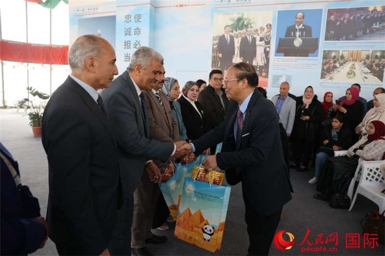 中國駐埃及使館教科處盧春生公參為埃及師生發(fā)放新年禮包。人民網(wǎng)記者 黃培昭攝