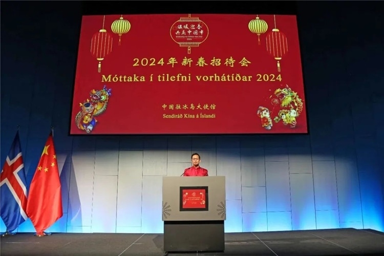 中國駐冰島大使何儒龍致辭。中國駐冰島大使館供圖